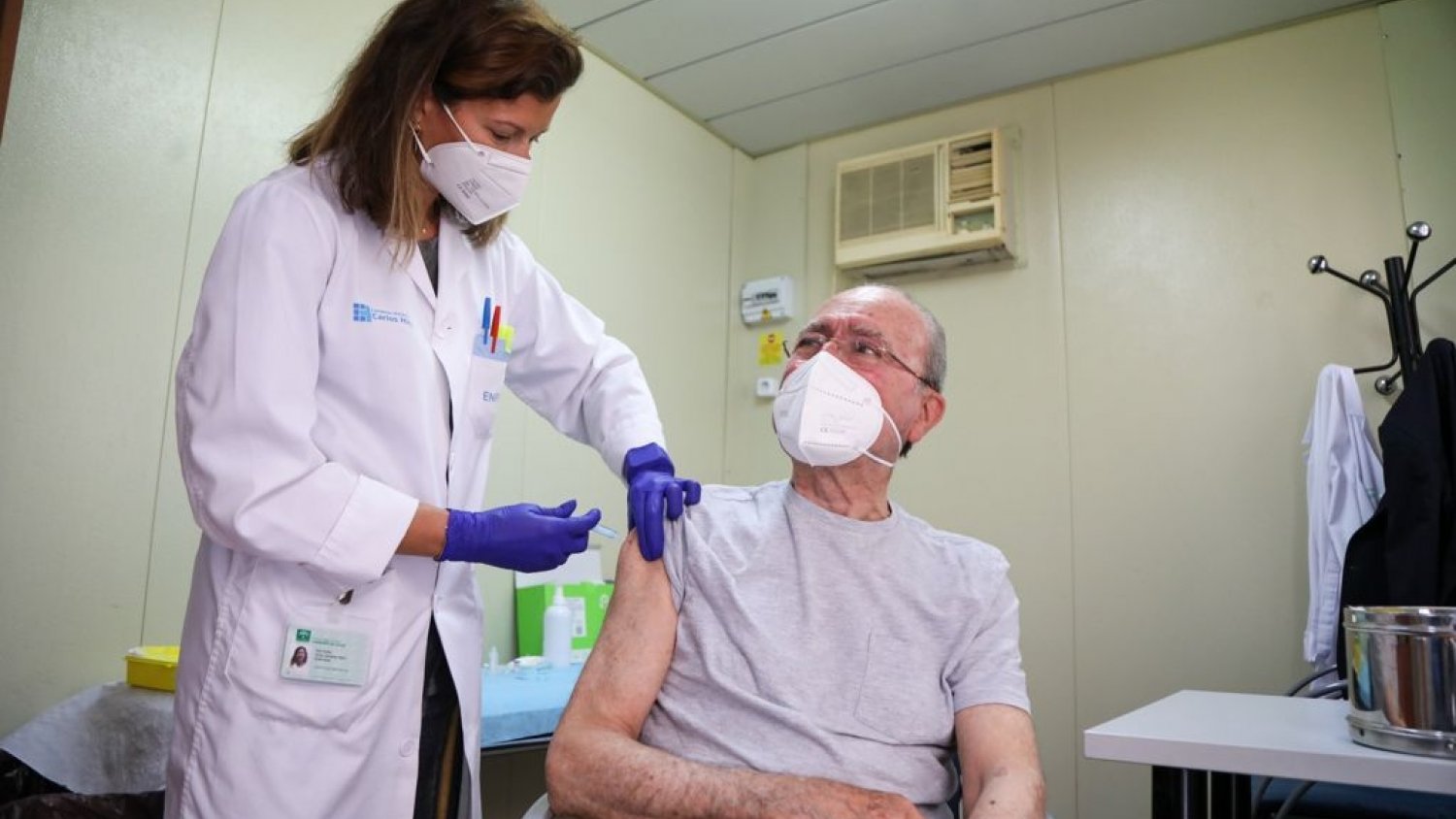 El alcalde de Málaga recibe la vacuna contra la COVID-19