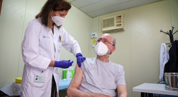 El alcalde de Málaga recibe la vacuna contra la COVID-19