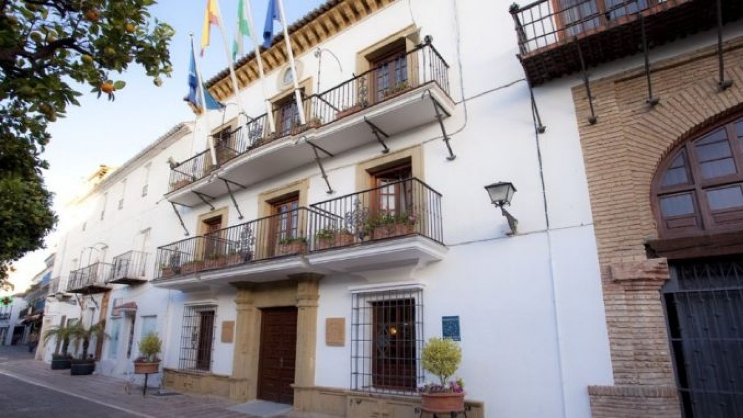 Marbella ilumina de azul enclaves emblemáticos por el Día Mundial de la Concienciación sobre el Autismo