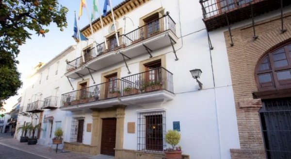 Marbella ilumina de azul enclaves emblemáticos por el Día Mundial de la Concienciación sobre el Autismo