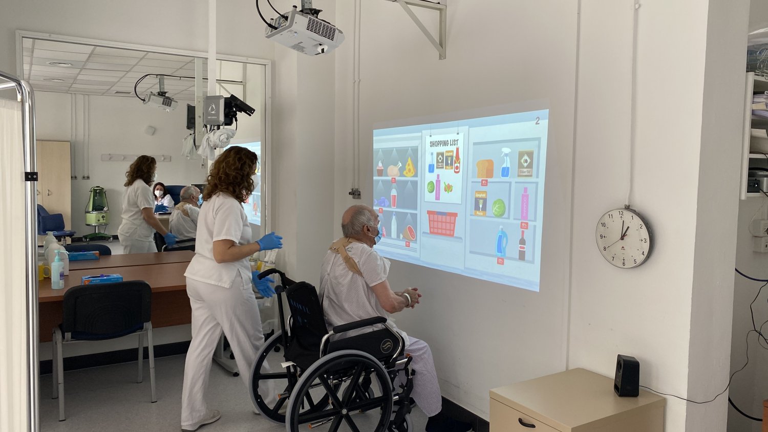 El Hospital Regional de Málaga emplea técnicas de realidad virtual en pacientes ingresados por un ictus
