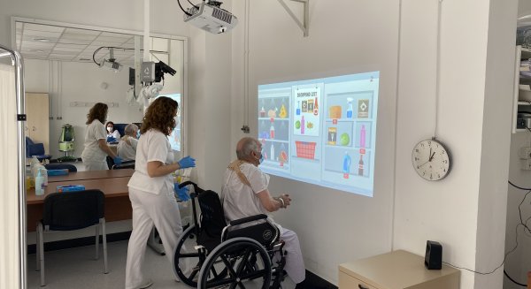 El Hospital Regional de Málaga emplea técnicas de realidad virtual en pacientes ingresados por un ictus