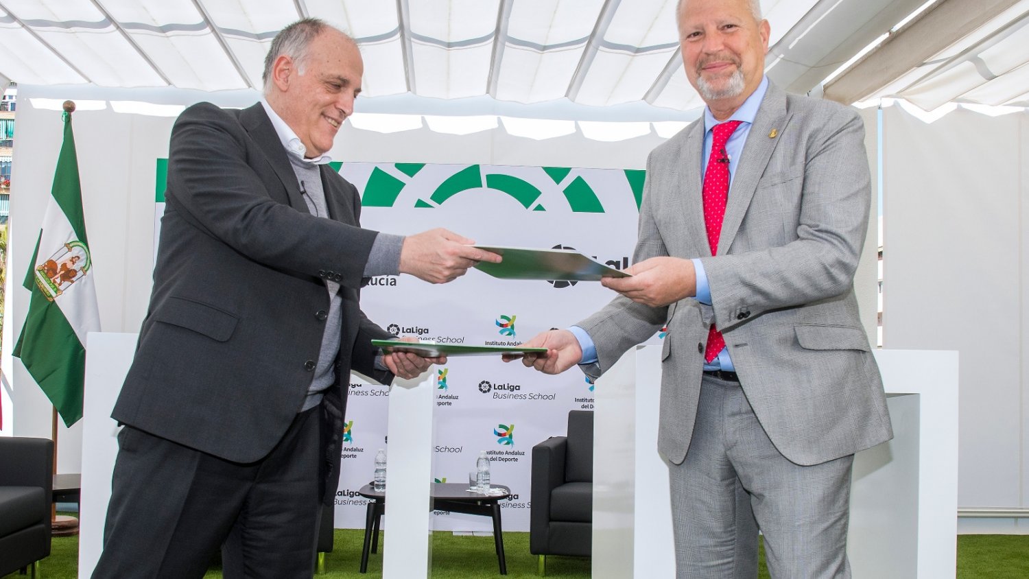 La Junta y la Liga firman un acuerdo para promover el desarrollo social a través del deporte