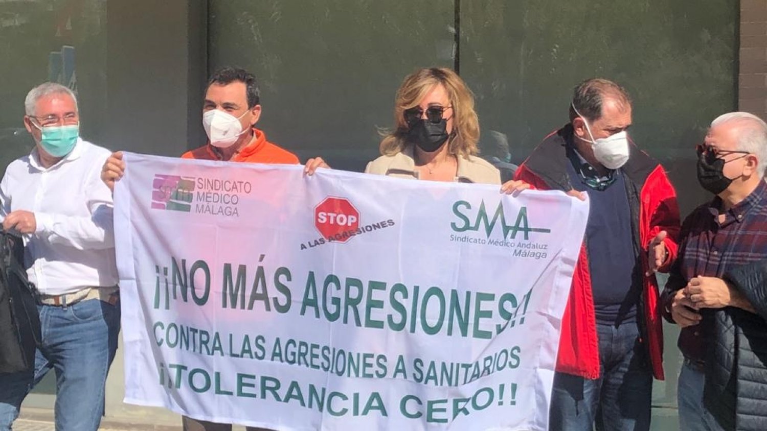 Concentración de sanitarios en denuncia de la agresión a una médica en Alhaurín el Grande