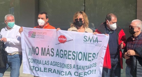 Concentración de sanitarios en denuncia de la agresión a una médica en Alhaurín el Grande