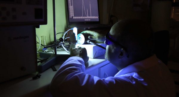 La UMA desarrolla una “calculadora de melanina” que determina la pigmentación de la luz azul