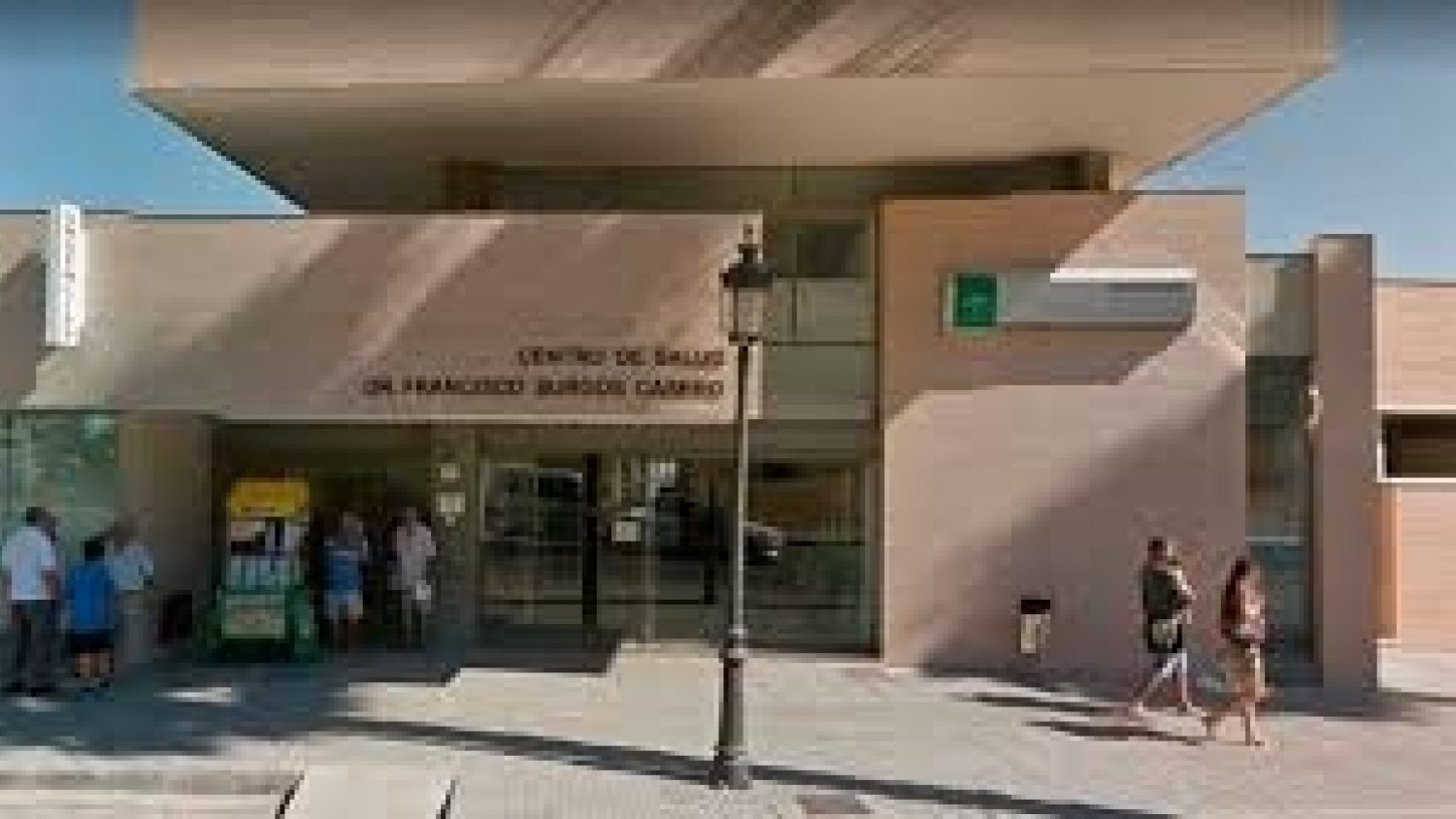 Una médica recibe dos patadas en el pecho mientras atendía a un paciente