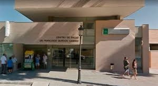 Una médica recibe dos patadas en el pecho mientras atendía a un paciente