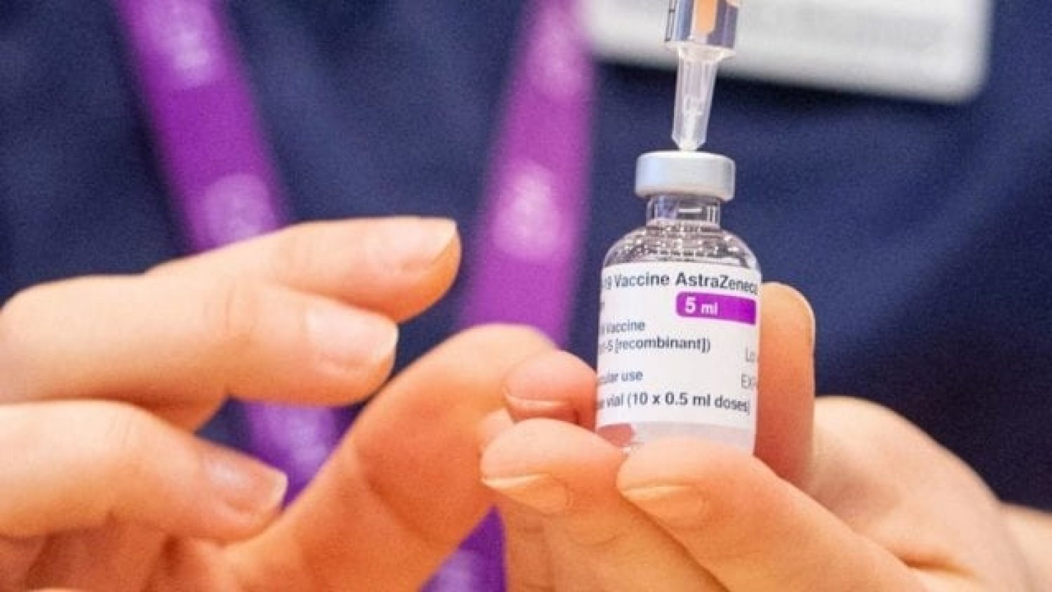 Sanidad suspende en Andalucía la vacunación con AstraZeneca al menos durante dos semanas