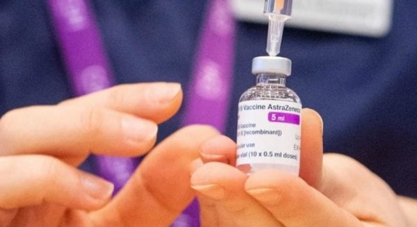 Sanidad suspende en Andalucía la vacunación con AstraZeneca al menos durante dos semanas