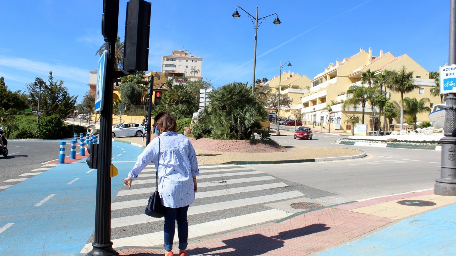 Estepona instala pulsadores sin contacto en los semáforos de la ciudad como medida anticovid