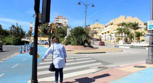 Estepona instala pulsadores sin contacto en los semáforos de la ciudad como medida anticovid