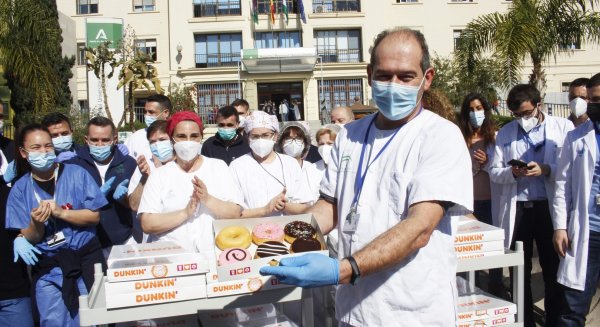 Dunkin’ entrega más de medio millar de dunkins en el Hospital Regional Universitario de Málaga