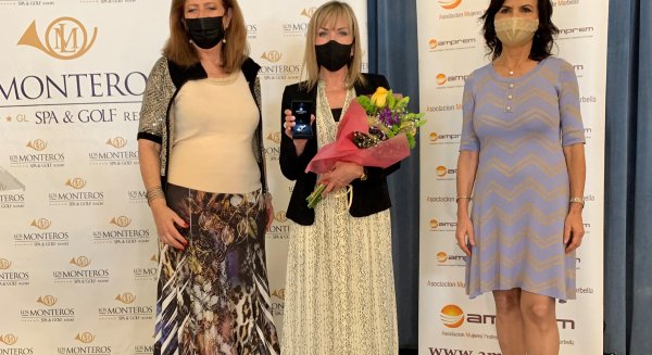 La directora territorial de Vithas en Andalucía recibe el broche de oro de la Asociación Amprem
