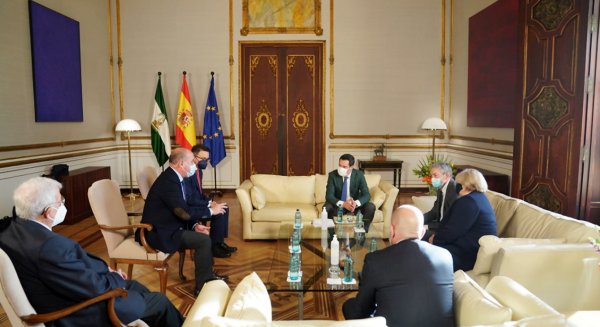 Juanma Moreno recibe al Presidente del Grupo IDEC como socio del Puerto Seco de Antequera