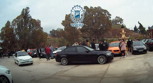 La Policía Local de Málaga disuelve una concentración de vehículos con unas cien personas