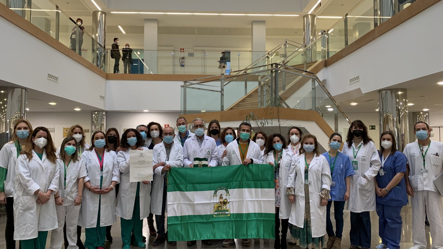 El Hospital Virgen de la Victoria dedica su Bandera de Andalucía a los pacientes Covid que no han superado la enfermedad
