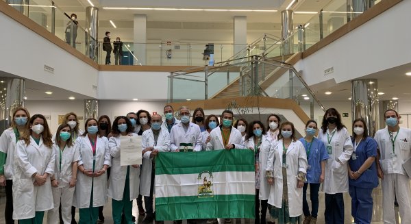 El Hospital Virgen de la Victoria dedica su Bandera de Andalucía a los pacientes Covid que no han superado la enfermedad
