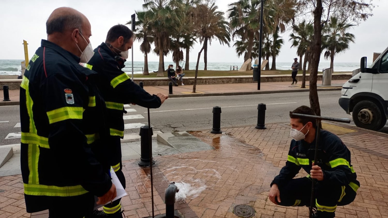 Los Bomberos de Fuengirola revisan la red de hidrantes municipal