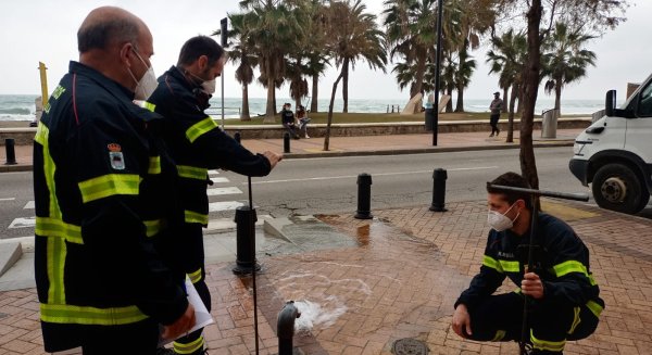 Los Bomberos de Fuengirola revisan la red de hidrantes municipal