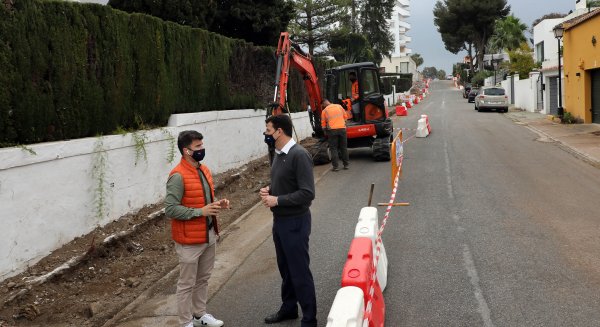 Marbella mejora la iluminación y acerado en la calle Gardenias de Nueva Andalucía