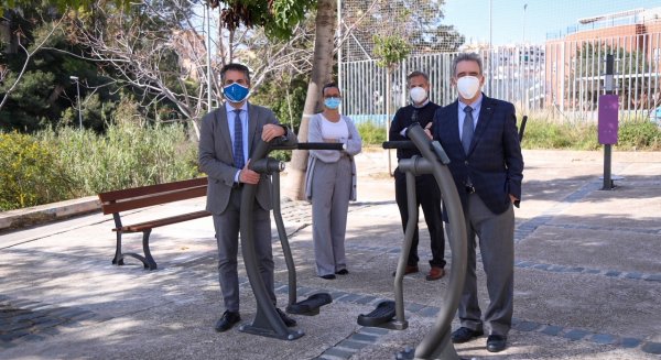 El distrito Málaga Este instala aparatos biosaludables inclusivos para personas con diversidad funcional