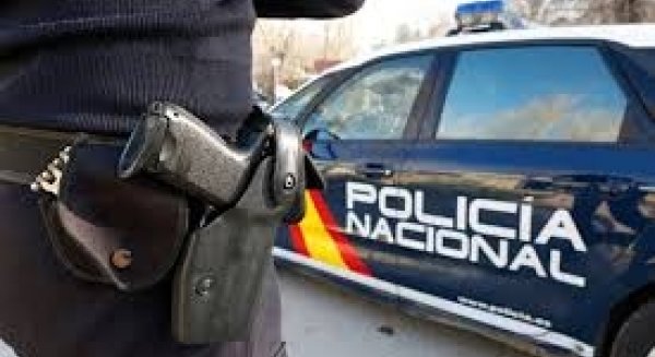 Detenidos en Málaga a dos hombres por robar con fuerza en un establecimiento de alimentación