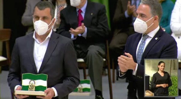 Quintero recibe la Bandera de Andalucía a la Proyección por convertir Málaga en la cuarta sede de Google