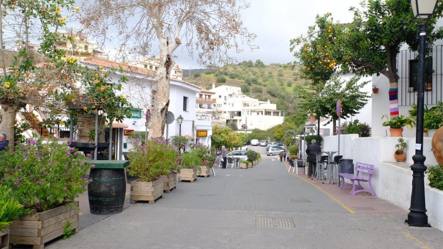 El Ayuntamiento de Rincón de la Victoria peatonaliza parte del centro urbano de Benagalbón