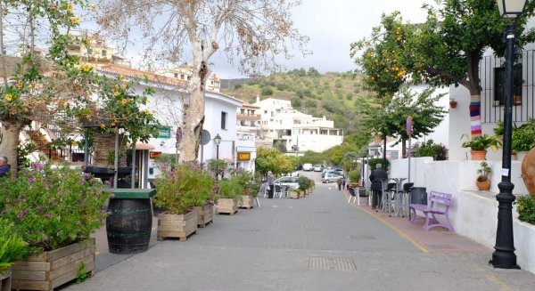 El Ayuntamiento de Rincón de la Victoria peatonaliza parte del centro urbano de Benagalbón