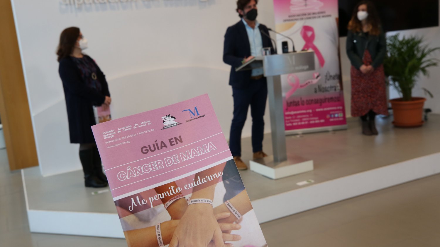 Diputación colabora con ASAMMA para elaborar una guía a mujeres afectadas por cáncer de mama