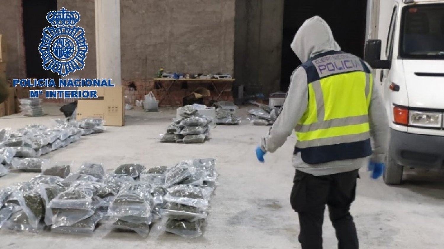 La Policía Nacional frustra el envío de 239 kg de marihuana y 60 de hachís a Italia en Fuengirola