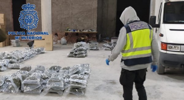 La Policía Nacional frustra el envío de 239 kg de marihuana y 60 de hachís a Italia en Fuengirola
