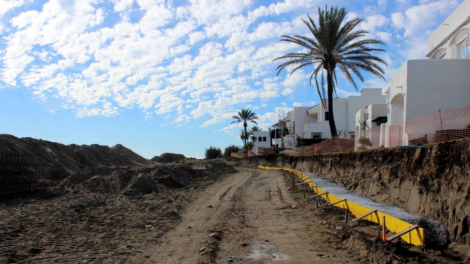 El Ayuntamiento de Estepona inicia las obras de un nuevo tramo de corredor litoral en la zona este