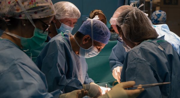 El Hospital Regional de Málaga participa en un trasplante renal cruzado internacional con Roma
