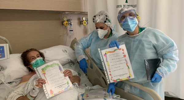 El Virgen de la Victoria conecta con su familia a más de 600 pacientes COVID mientras estaban ingresados