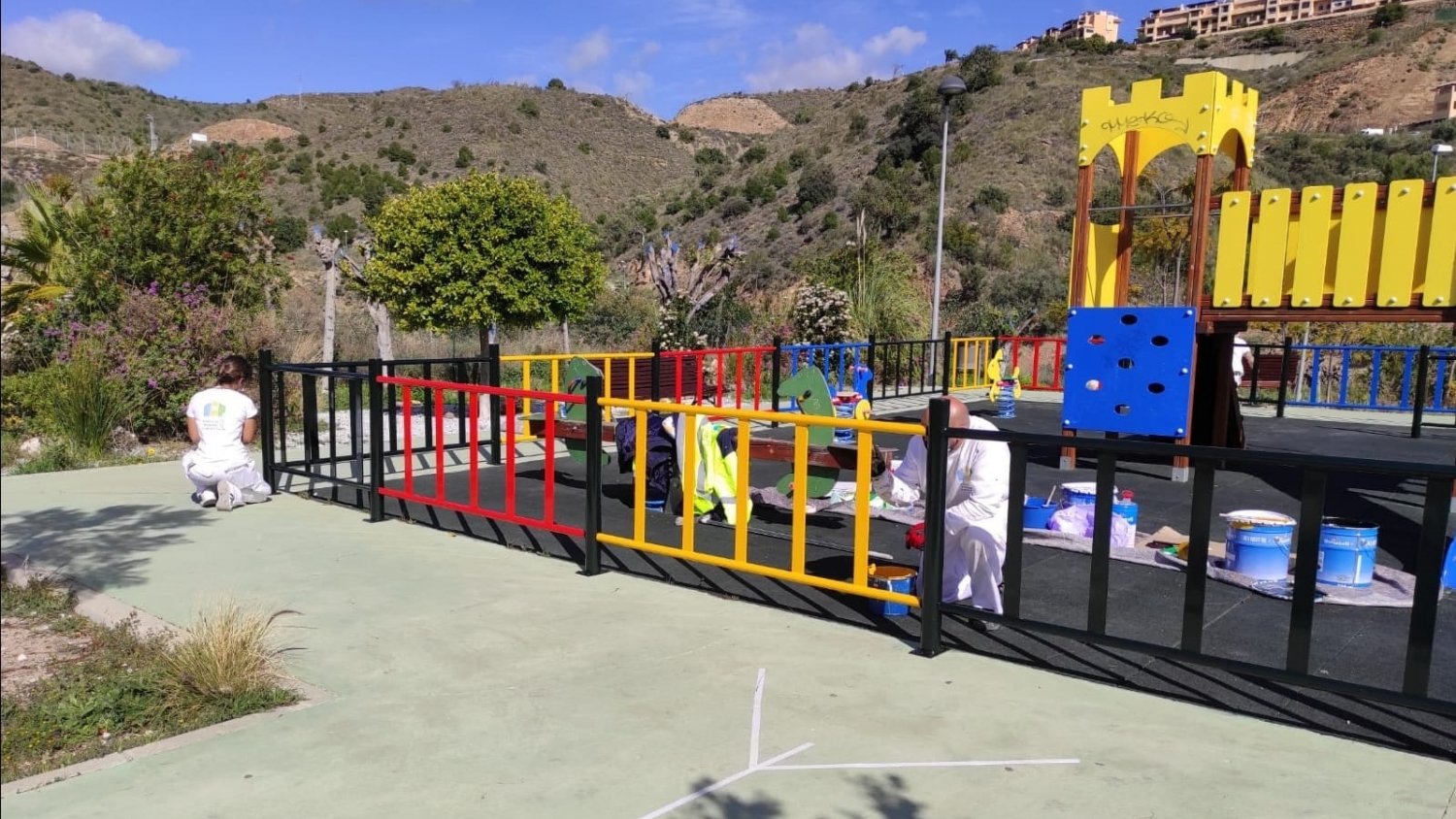 El Ayuntamiento de Rincón de la Victoria pone a punto los parques infantiles del municipio