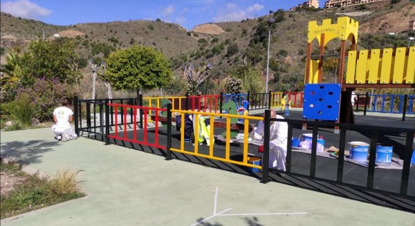 El Ayuntamiento de Rincón de la Victoria pone a punto los parques infantiles del municipio