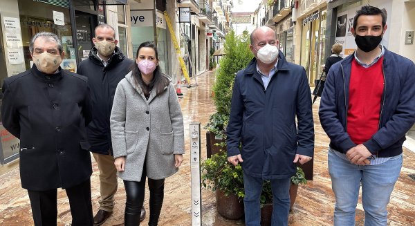 El Ayuntamiento de Antequera instala diez dispensadores de gel en el Centro Comercial Abierto