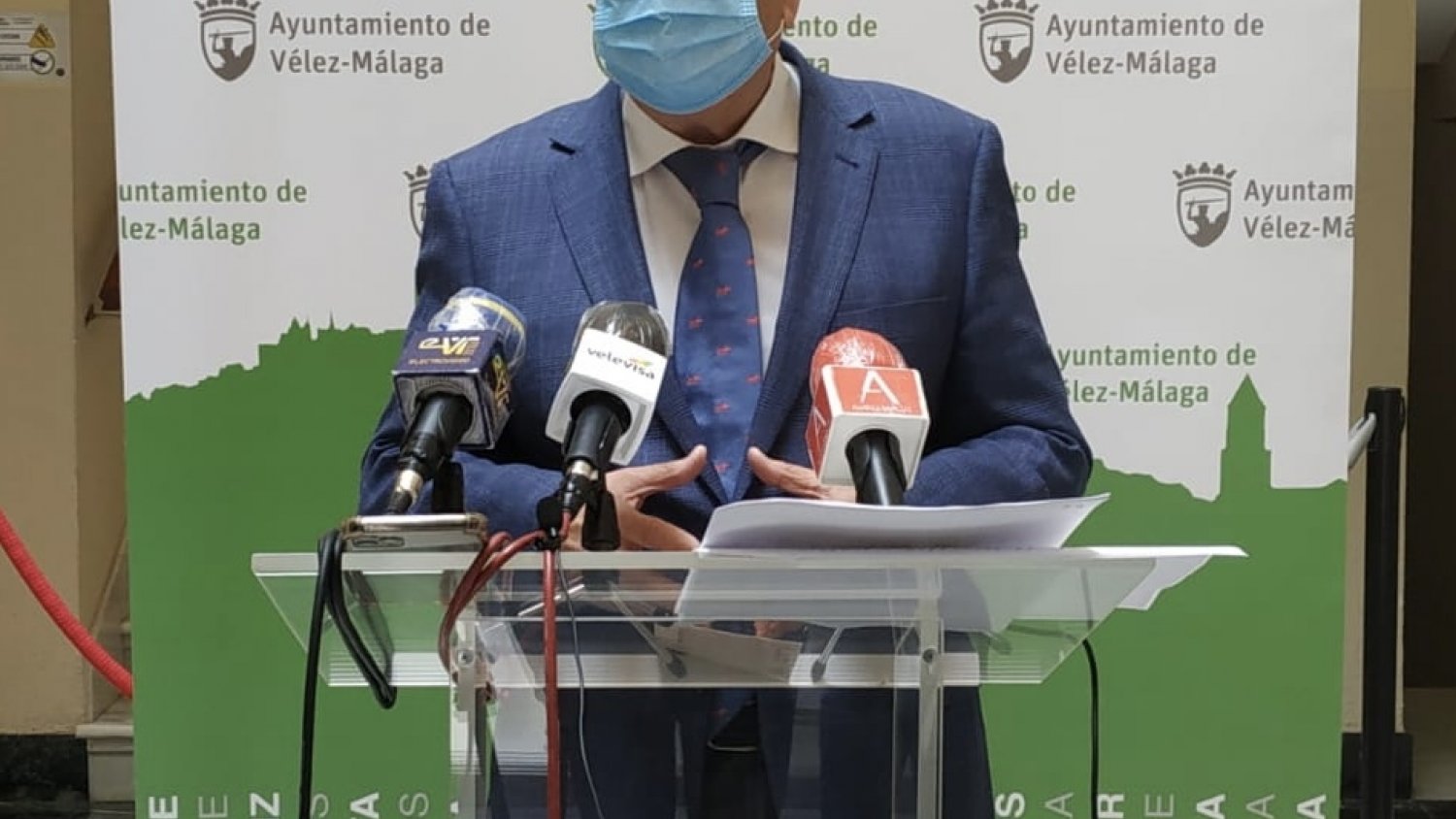 El alcalde de Vélez- Málaga asegura que la prioridad son las personas y los Servicios Sociales