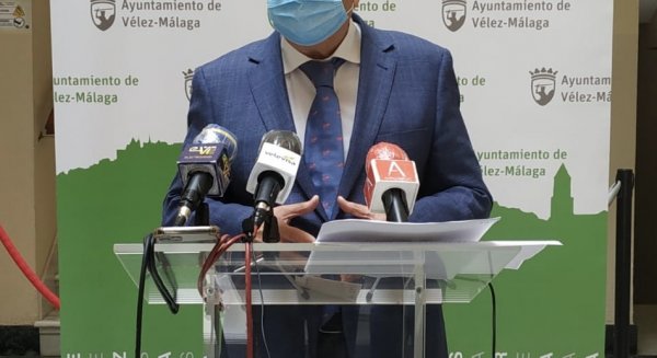 El alcalde de Vélez- Málaga asegura que la prioridad son las personas y los Servicios Sociales
