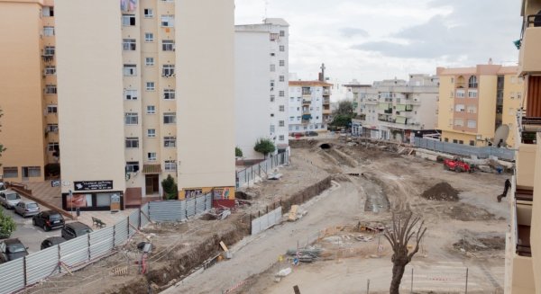 Avanzan los trabajos de excavación del segundo aparcamiento público en el centro de Estepona