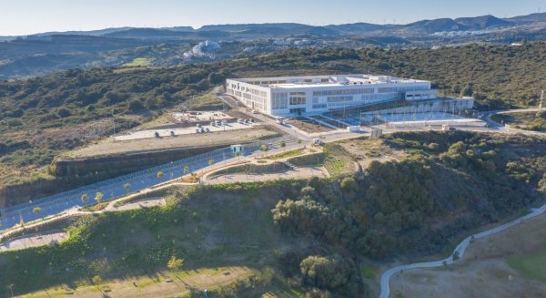 El Ayuntamiento de Estepona crea una zona verde de 5.000 metros cuadrados en el recinto del Hospital