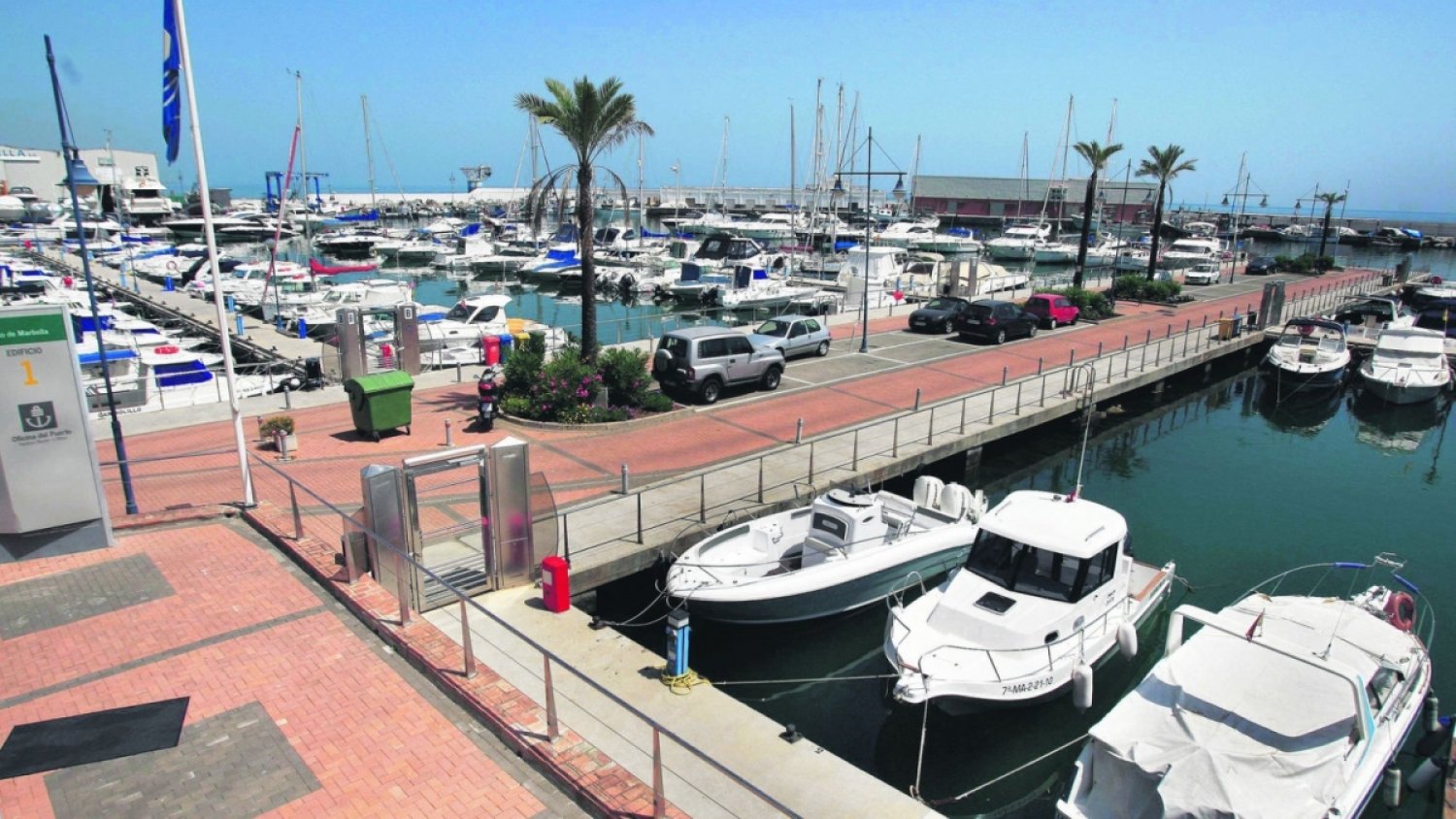 Controlado el incendio declarado en una nave del puerto pesquero de La Bajadilla en Marbella