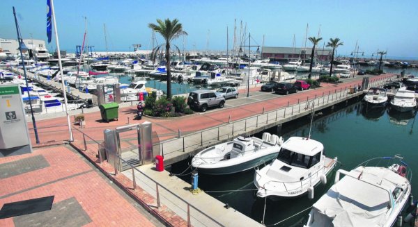 Controlado el incendio declarado en una nave del puerto pesquero de La Bajadilla en Marbella