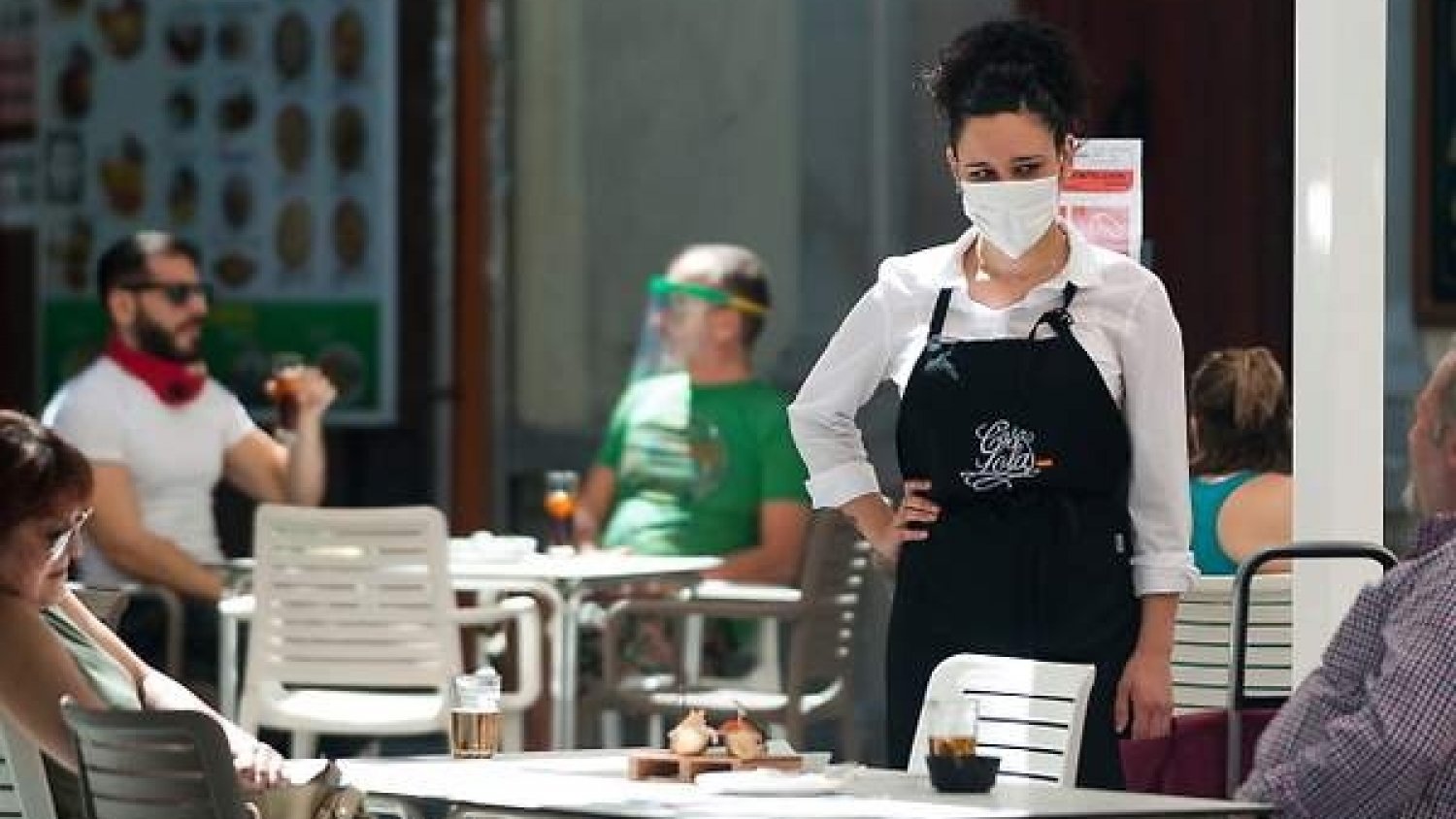 Málaga capital supera la tasa de incidencia de 1.000 casos y cierra la actividad no esencial desde el miércoles