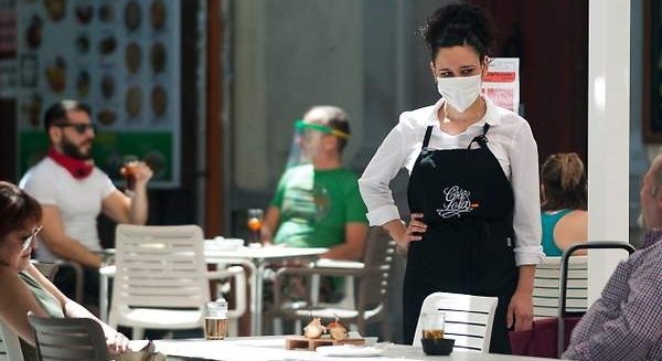 Málaga capital supera la tasa de incidencia de 1.000 casos y cierra la actividad no esencial desde el miércoles