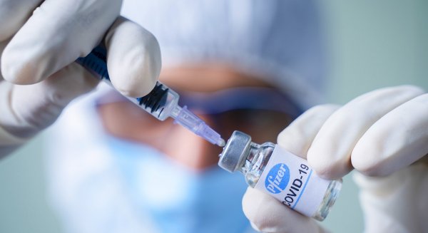 La comunidad de Andalucía recibe hoy 76.050 vacunas de Pfizer y 9.800 de Moderna