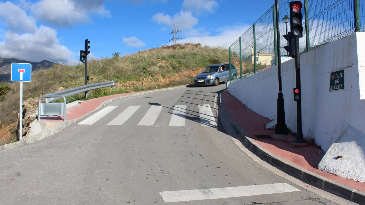 Fuengirola instala una red de semáforos en Torreblanca para dar seguridad a la conexión con Los Pacos