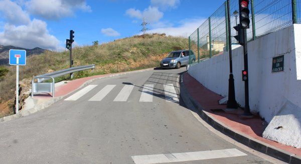 Fuengirola instala una red de semáforos en Torreblanca para dar seguridad a la conexión con Los Pacos
